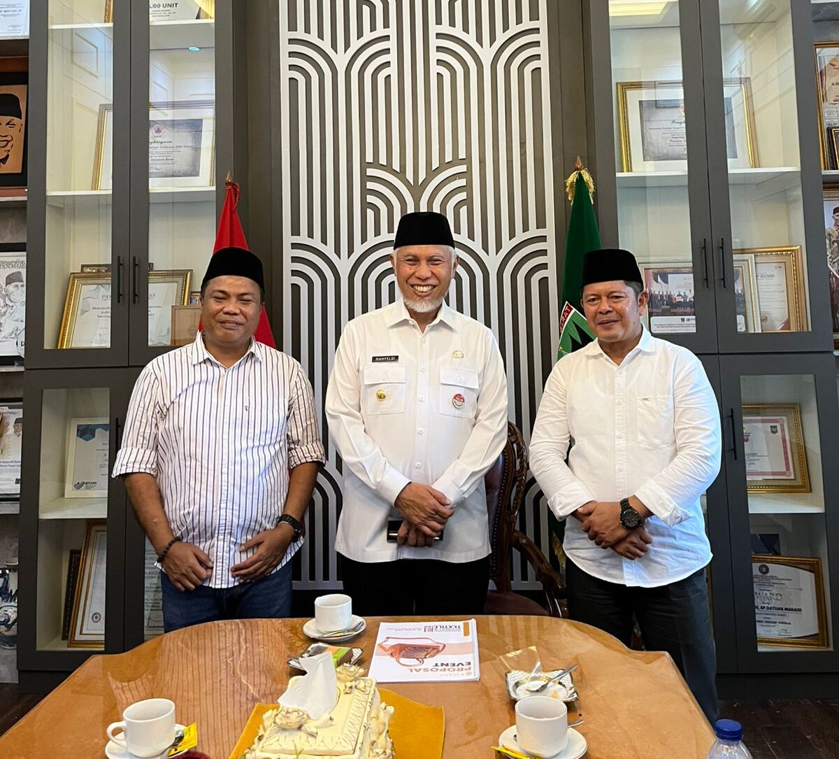 Gambar (sumber https://kabarin.co/) Welly Suhery - Mahyeldi - Donizar