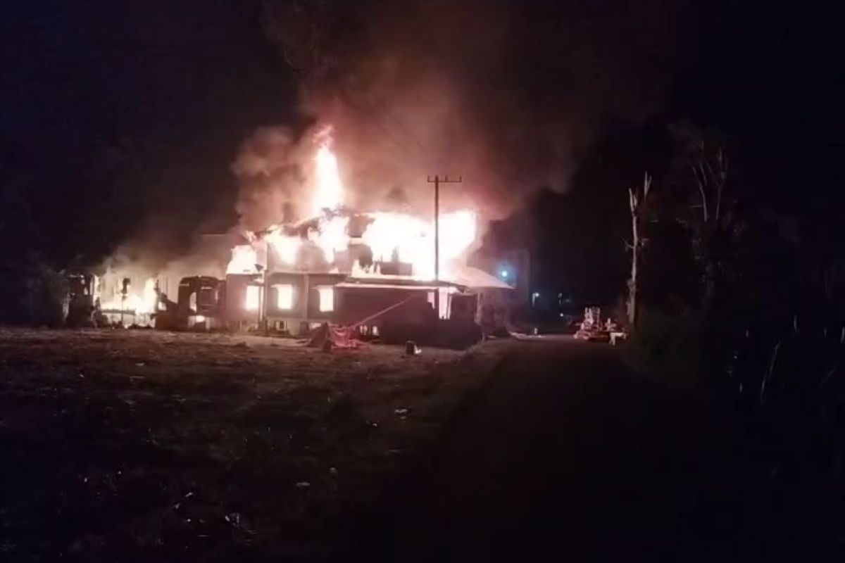 Dua unit rumah di Kecamatan Panti dan Dua Koto, Kabupaten Pasaman, terbakar dini hari akibat korsleting listrik. Total kerugian ditaksir Rp450 juta. Simak detail kronologi dan imbauan petugas Damkar.