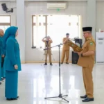 Bupati Pasaman Welly Suhery melantik jajaran pengurus Tim Penggerak Pemberdayaan dan Kesejahteraan Keluarga (TP PKK) Kabupaten Pasaman periode 2025-20230 di aula lantai III kantor bupati setempat, Senin (30/6/2025).ANTARA/HO-Humas