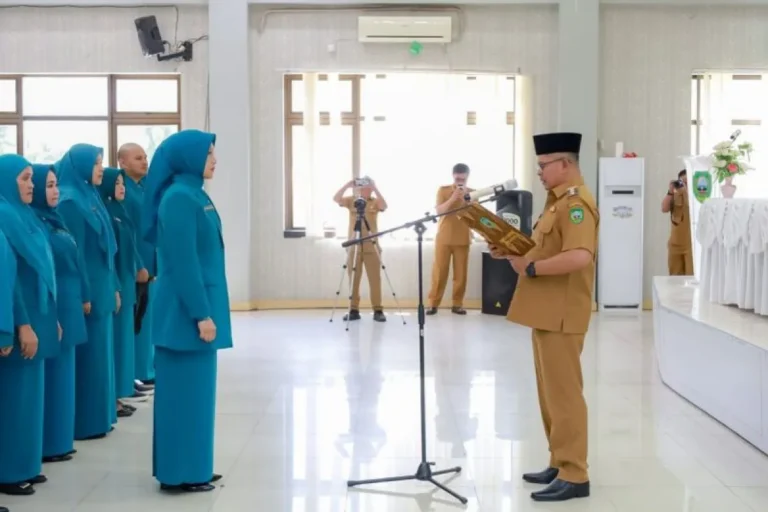 Bupati Pasaman Welly Suhery melantik jajaran pengurus Tim Penggerak Pemberdayaan dan Kesejahteraan Keluarga (TP PKK) Kabupaten Pasaman periode 2025-20230 di aula lantai III kantor bupati setempat, Senin (30/6/2025).ANTARA/HO-Humas