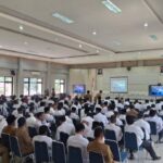 Bupati Welly Suhery memberi arahan kepada wali nagari tentang pengawasan Koperasi Merah Putih.