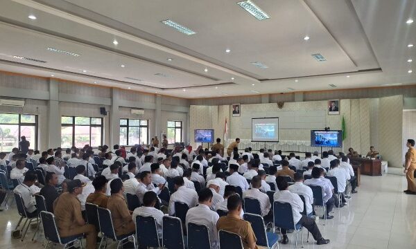 Welly Suhery Tegaskan Peran Wali Nagari dalam Kawal Koperasi Merah Putih Bupati Welly Suhery memberi arahan kepada wali nagari tentang pengawasan Koperasi Merah Putih.