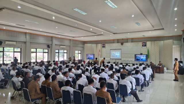 Bupati Welly Suhery memberi arahan kepada wali nagari tentang pengawasan Koperasi Merah Putih.