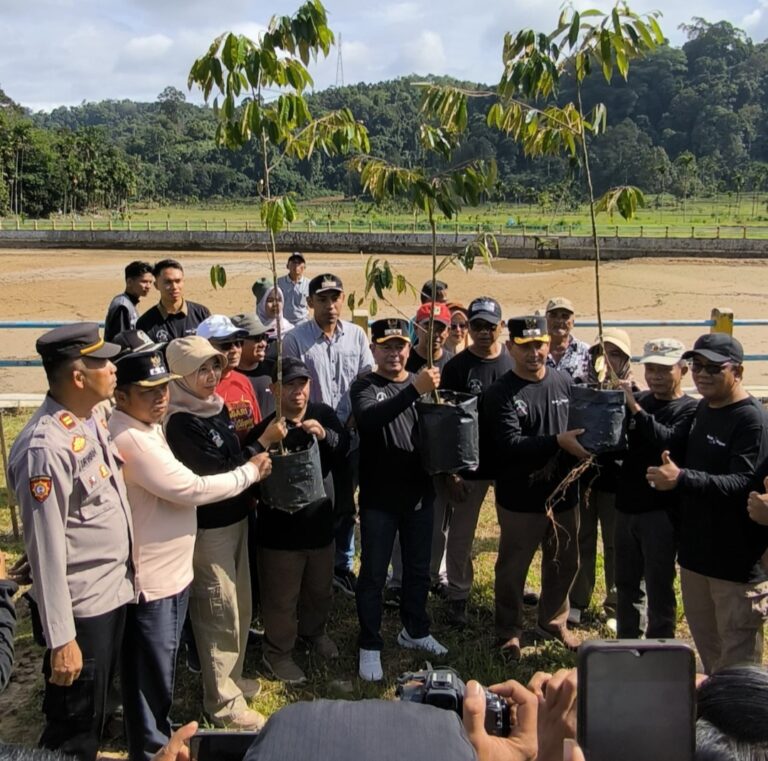 Aksi Hijau Komunitas Sayang Bumi di Embung Bubusan Dapat Apresiasi Bupati Pasaman