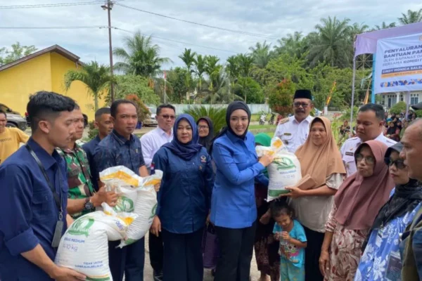26.540 keluarga di Pasaman terima bantuan 530 ton beras dari Cindy Monica. Program DPR RI, Bulog, dan Bapanas jaga stabilitas harga pangan.