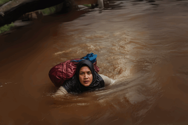 Bupati Pasaman Apresiasi Dedikasi Bidan Dona Menembus Sungai Demi Layanan Kesehatan Apresiasi Bupati Pasaman untuk Bidan Dona