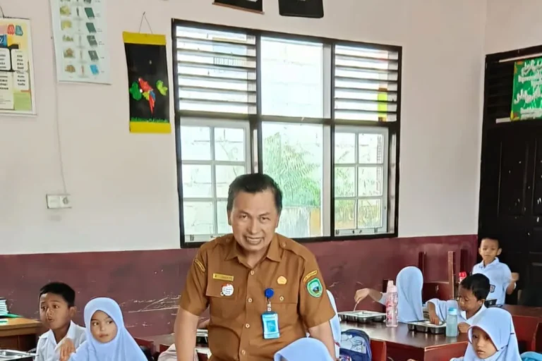 12.621 Siswa di Pasaman Sudah Nikmati Program Makan Bergizi Gratis Makan Bergizi Gratis Pasaman, Foto Antara