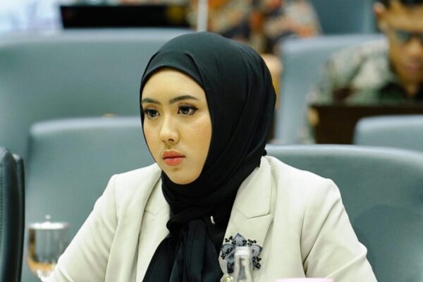 Cindy Monica, anggota DPR RI dari Dapil Sumbar II termasuk Pasaman, menuai sorotan usai unggah aktivitas di luar negeri saat rakyat berunjuk rasa di DPR.
