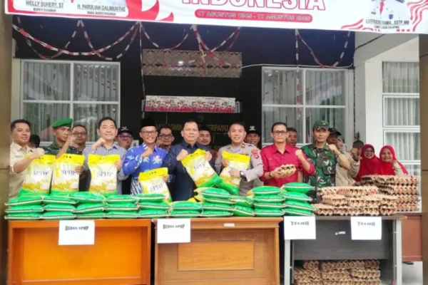 19,7 Ton Beras dan 1,2 Ton Minyak Goreng Terserap di Gerakan Pangan Murah Pasaman Sekretaris daerah Kabupaten Pasaman Yudesri (tengah) didampingi Kepala Dinas Perikanan dan Pangan Kabupaten Pasaman M. Dwi Richie bersama wakil ketua DPRD Pasaman Harissuddin serta personil TNI-Polri saat meluncurkan gerakan pangan murah di kantor Camat Lubuk Sikaping.ANTARA/Heri Sumarno