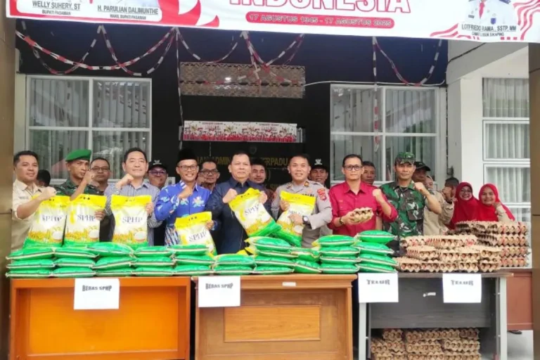 Sekretaris daerah Kabupaten Pasaman Yudesri (tengah) didampingi Kepala Dinas Perikanan dan Pangan Kabupaten Pasaman M. Dwi Richie bersama wakil ketua DPRD Pasaman Harissuddin serta personil TNI-Polri saat meluncurkan gerakan pangan murah di kantor Camat Lubuk Sikaping.ANTARA/Heri Sumarno