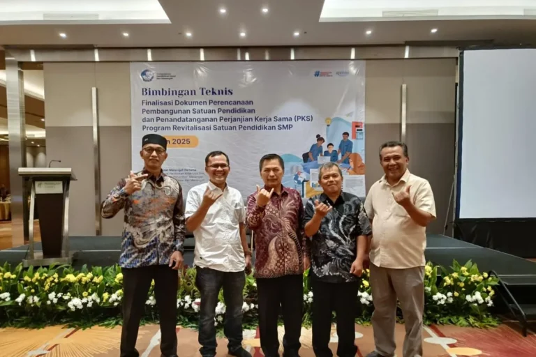 Revitalisasi sekolah Pasaman. Foto: Antara