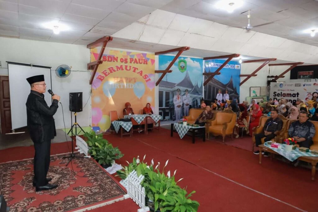 Resmi Dibuka Bupati Pasaman: Ratusan Siswa Ikuti Festival Tunas Bahasa Ibu, Wadah Kuatkan Cinta Bahasa Daerah Bupati Welly Suhery buka resmi Festival Tunas Bahasa Ibu (FTB) di Lubuk Sikaping. Ajang ini diikuti 131 siswa SD/SMP untuk melestarikan Bahasa Ibu. Baca di Info Pasaman.com.