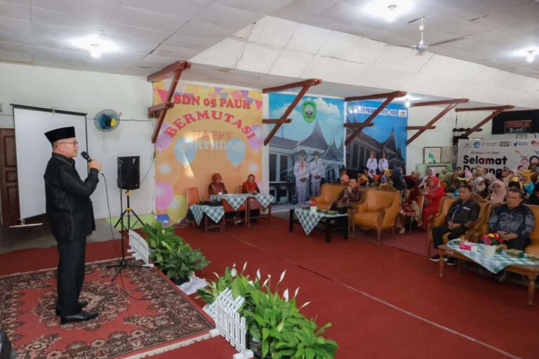 Resmi Dibuka Bupati Pasaman: Ratusan Siswa Ikuti Festival Tunas Bahasa Ibu, Wadah Kuatkan Cinta Bahasa Daerah Bupati Welly Suhery buka resmi Festival Tunas Bahasa Ibu (FTB) di Lubuk Sikaping. Ajang ini diikuti 131 siswa SD/SMP untuk melestarikan Bahasa Ibu. Baca di Info Pasaman.com.
