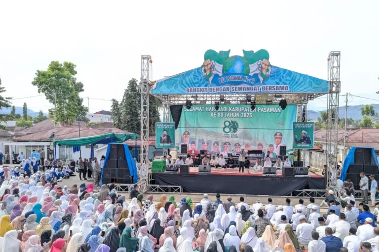 Ribuan Warga Padati GOR Tuanku Rao, Ustadz Ucay Batubara Sampaikan Tausiah di HUT ke-80 Pasaman