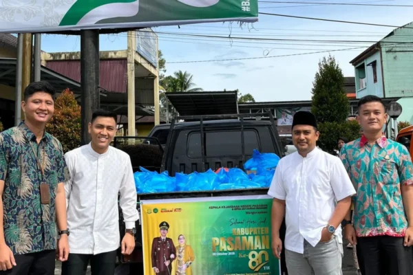 Kejari Pasaman Bagikan 2.000 Nasi Kotak di HUT ke-80, Wujud Syukur dan Kepedulian untuk Sesama Kejaksaan Pasaman. Foto Antara