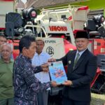 Bupati Welly Serahkan Alsintan untuk Kelompok Tani, Kontribusi Pertanian Pasaman di PDRB Capai 46,18 Persen