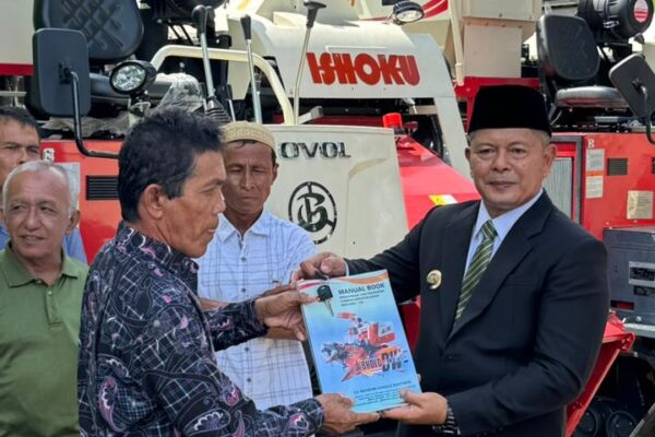 Bupati Welly Serahkan Alsintan untuk Kelompok Tani, Kontribusi Pertanian Pasaman di PDRB Capai 46,18 Persen