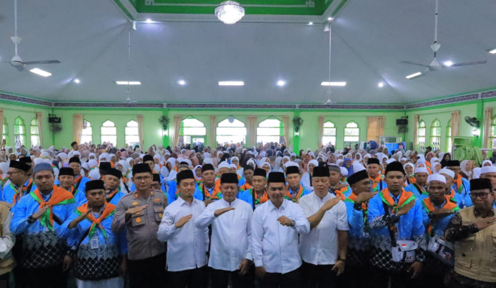 Pelepasan CJH Kloter 10 Pasaman oleh Bupati Welly Suhery di Islamic Center Caption: Bupati Pasaman Welly Suhery melepas 193 CJH Kloter 10 menuju Embarkasi Padang, Minggu (3/5/2026)