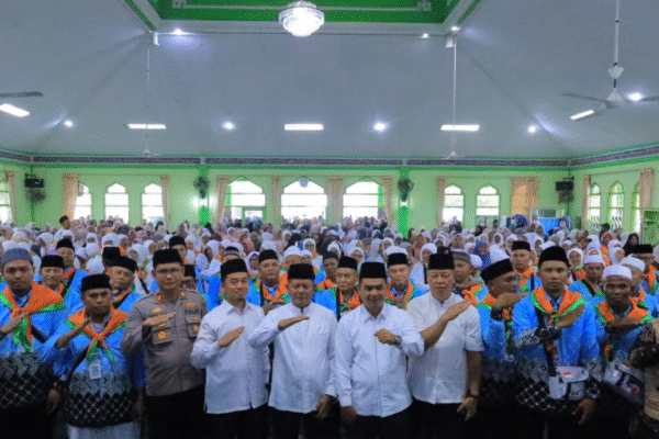 Pelepasan CJH Kloter 10 Pasaman oleh Bupati Welly Suhery di Islamic Center Caption: Bupati Pasaman Welly Suhery melepas 193 CJH Kloter 10 menuju Embarkasi Padang, Minggu (3/5/2026)
