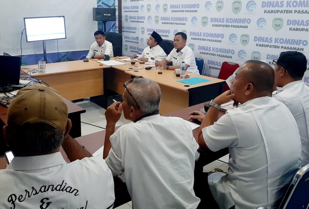 Rapat koordinasi penguatan PPID Diskominfo Kabupaten Pasaman di Ruang Media Center, Rabu 10 Juni 2026
