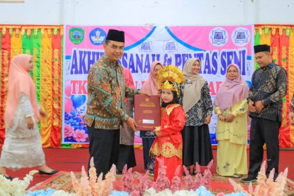 Wakil Bupati Pasaman Parulian menghadiri kegiatan Akhirussanah TK IT Attin Lubuk Sikaping