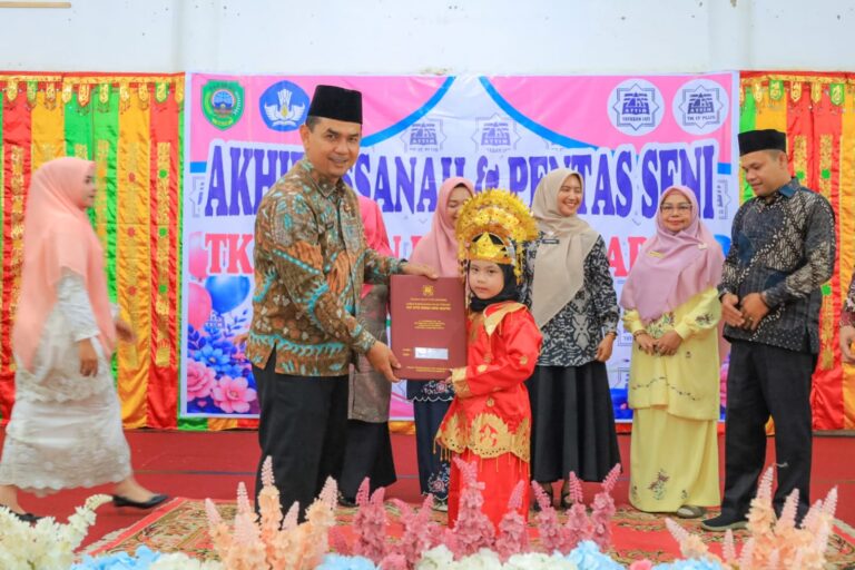Wakil Bupati Pasaman Parulian menghadiri kegiatan Akhirussanah TK IT Attin Lubuk Sikaping