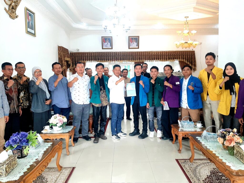 Audiensi BEM Sumbar Wilayah II bersama Bupati Pasaman Welly Suhery