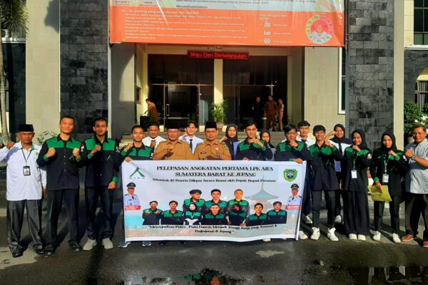 Bupati Pasaman Welly Suhery melepas 61 CPMI asal Pasaman yang akan bekerja di Jepang