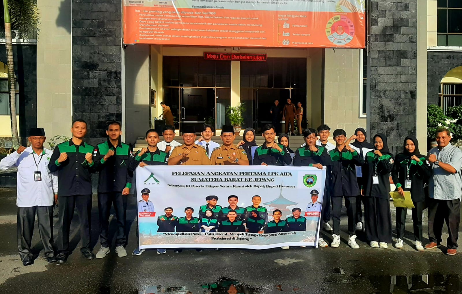 Bupati Pasaman Welly Suhery melepas 61 CPMI asal Pasaman yang akan bekerja di Jepang