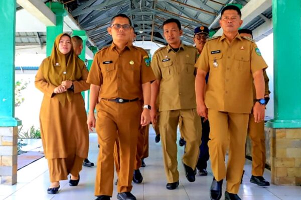 Bupati Pasaman Welly Suhery meninjau pelayanan kesehatan di RSUD Tuanku Imam Bonjol.