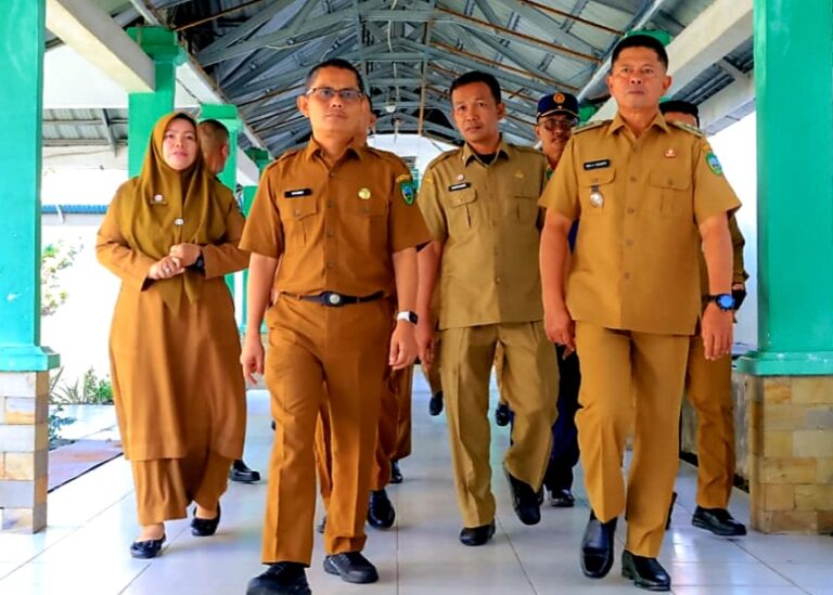 Bupati Pasaman Welly Suhery meninjau pelayanan kesehatan di RSUD Tuanku Imam Bonjol.