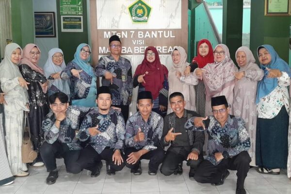 Rombongan MTsN 1 Pasaman saat studi tiru ke MTsN 7 Bantul