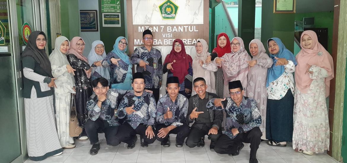 Rombongan MTsN 1 Pasaman saat studi tiru ke MTsN 7 Bantul