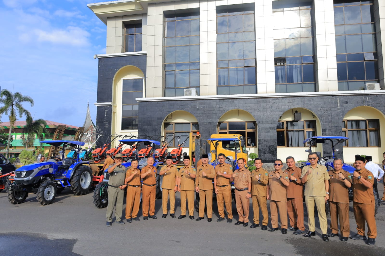 Bupati Pasaman Welly Suhery mengukuhkan Brigade Alsintan Kabupaten Pasaman.