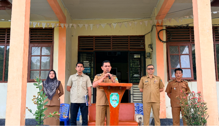 Wakil Bupati Pasaman H. Parulian meninjau pelayanan publik di Kecamatan Mapat Tunggul Selatan.