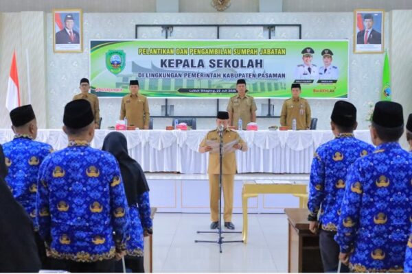 Bupati Pasaman Welly Suhery melantik 90 kepala sekolah SD dan SMP di Kabupaten Pasaman.