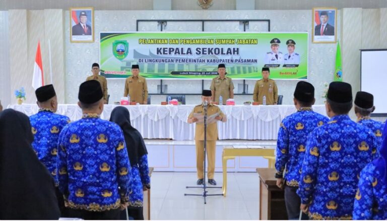 Bupati Pasaman Welly Suhery melantik 90 kepala sekolah SD dan SMP di Kabupaten Pasaman.