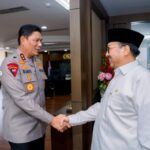 Anggota Komisi III DPR RI Benny Utama menyerahkan naskah KUHP dan KUHAP Baru kepada Kapolda Sumatera Barat.