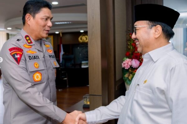 Anggota Komisi III DPR RI Benny Utama menyerahkan naskah KUHP dan KUHAP Baru kepada Kapolda Sumatera Barat.