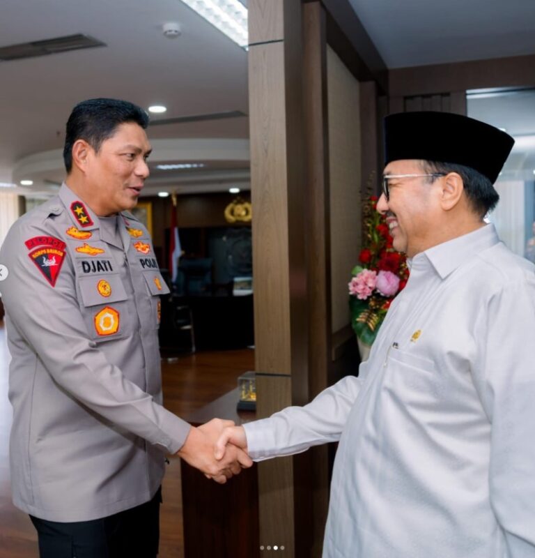 Anggota Komisi III DPR RI Benny Utama menyerahkan naskah KUHP dan KUHAP Baru kepada Kapolda Sumatera Barat.