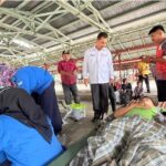 Wakil Bupati Pasaman H. Parulian memantau kegiatan donor darah di Padang Gelugur.