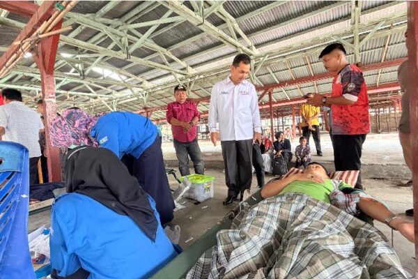 Wakil Bupati Pasaman H. Parulian memantau kegiatan donor darah di Padang Gelugur.
