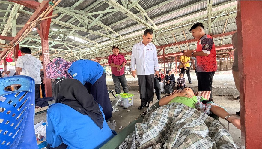Wakil Bupati Pasaman H. Parulian memantau kegiatan donor darah di Padang Gelugur.