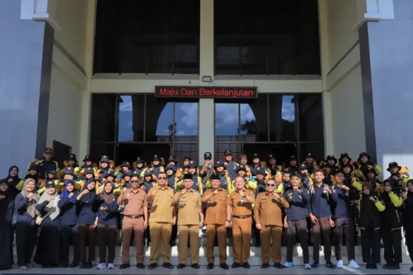 Bupati Pasaman Welly Suhery melepas kontingen Pramuka Pasaman menuju Jambore di Cibubur.
