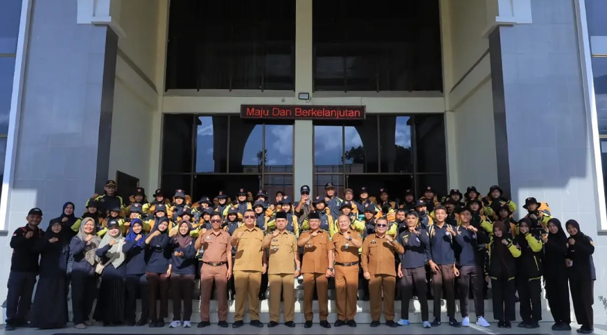 Bupati Pasaman Welly Suhery melepas kontingen Pramuka Pasaman menuju Jambore di Cibubur.
