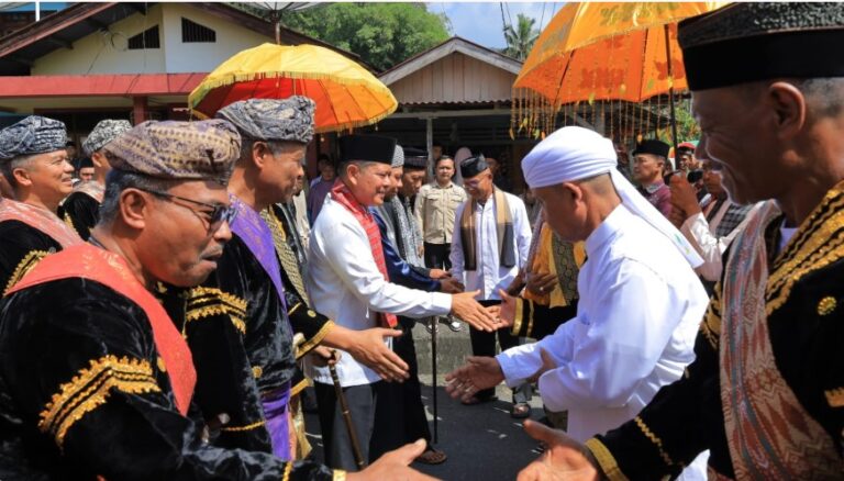 Bupati Pasaman Welly Suhery menghadiri prosesi Batagak Panghulu di Kampuang Tangah Nagari Jambak.