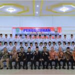 Wakil Bupati Pasaman H. Parulian mengukuhkan anggota Paskibraka Kabupaten Pasaman tahun 2026.