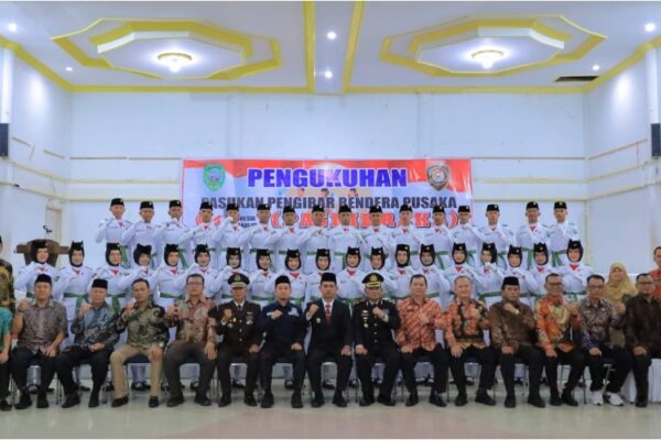 Wakil Bupati Pasaman H. Parulian mengukuhkan anggota Paskibraka Kabupaten Pasaman tahun 2026.