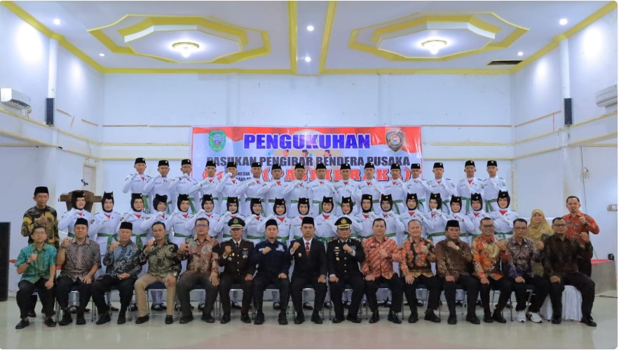 Wakil Bupati Pasaman H. Parulian mengukuhkan anggota Paskibraka Kabupaten Pasaman tahun 2026.