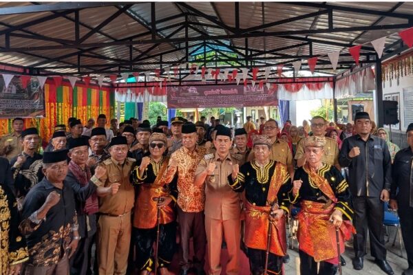 Wakil Bupati Pasaman Parulian saat mengukuhkan KAN Padang Gelugur periode 2026–2031